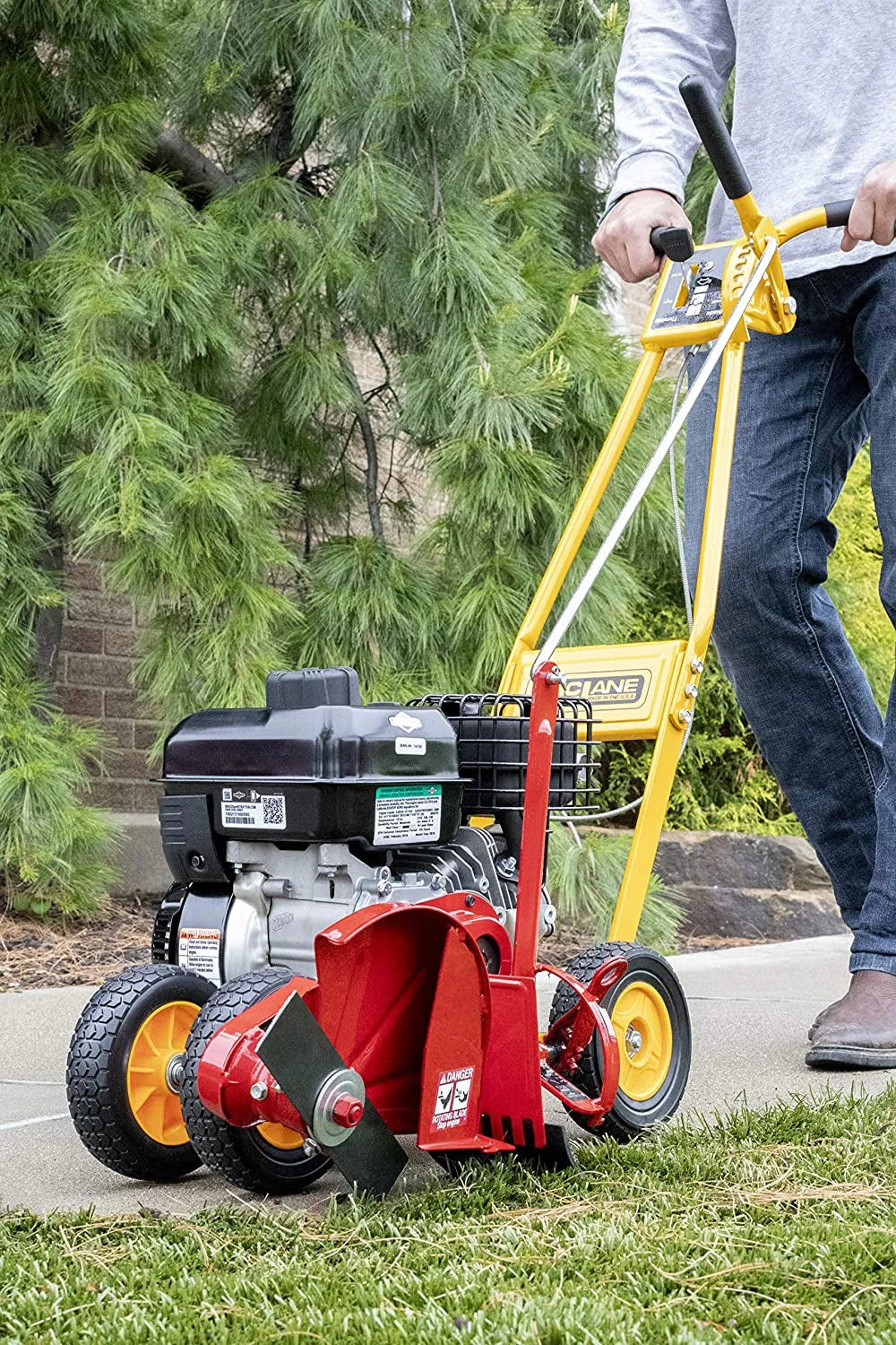 01-5.5GT-7 Petrol-powered lawn edger, 5.50 Nm gross torque/3.5 hp B&S engine, 7-inch wheels
